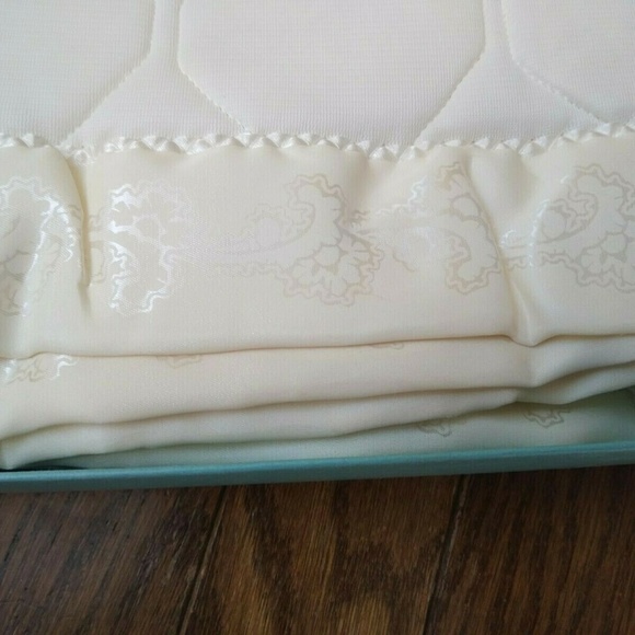 Vintage Slumbertime Off White Acrylic Baby Blanket - Picture 3 of 4